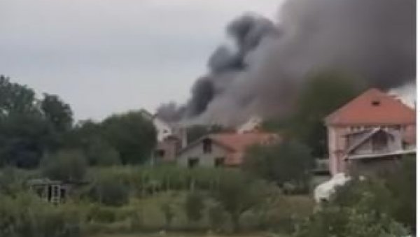 ОГРОМАН ПОЖАР: Гори објекат од 2000 метара квадратних код Сурчина (ВИДЕО) ОГРОМАН ПОЖАР: Гори објекат од 2000 метара квадратних код Сурчина (ВИДЕО)