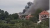 OGROMAN POŽAR: Gori objekat od 2000 metara kvadratnih kod Surčina (VIDEO) OGROMAN POŽAR: Gori objekat od 2000 metara kvadratnih kod Surčina (VIDEO)