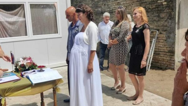 БОЖИДАРУ И ДРАГОСЛАВИ ПРЕОКРЕНУЛИ ЖИВОТ: Како су добри људи из Суботице Коларовима из Таванкута обезбедили кров над главом БОЖИДАРУ И ДРАГОСЛАВИ ПРЕОКРЕНУЛИ ЖИВОТ: Како су добри људи из Суботице Коларовима из Таванкута обезбедили кров над главом