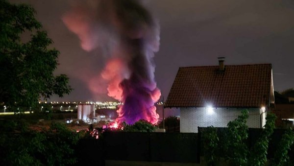 ВЕЛИКИ ПОЖАР У СУРЧИНУ: Ватрогасци се боре са стихијом ВЕЛИКИ ПОЖАР У СУРЧИНУ: Ватрогасци се боре са стихијом