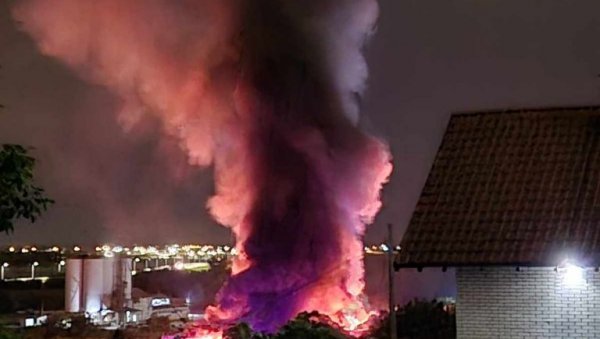 ПРВИ СНИМАК ВЕЛИКОГ ПОЖАРА: Ватрогасне сирене чују се у Сурчину ПРВИ СНИМАК ВЕЛИКОГ ПОЖАРА: Ватрогасне сирене чују се у Сурчину