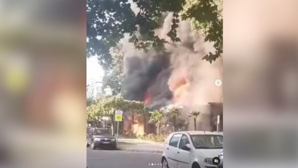 ПРВИ СНИМЦИ ПОЖАРА НА НОВОМ БЕОГРАДУ: Велики број ватрогасаца на терену (ВИДЕО) ПРВИ СНИМЦИ ПОЖАРА НА НОВОМ БЕОГРАДУ: Велики број ватрогасаца на терену (ВИДЕО)