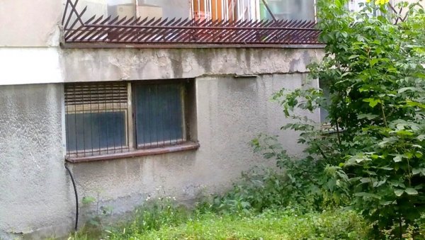 СТОП ЗА ПРОВАЛНИКЕ: Необична заштита терасе у приземљу СТОП ЗА ПРОВАЛНИКЕ: Необична заштита терасе у приземљу