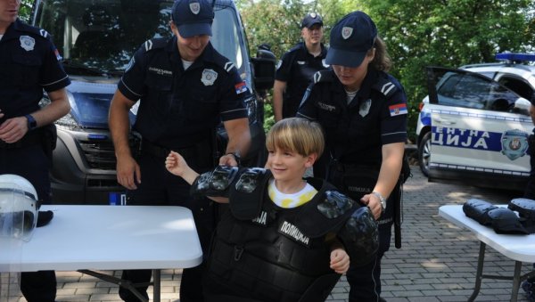 АТРАКЦИЈА ЗА НАЈМЛАЂЕ: Смотра опреме и возила припадника МУП-а у Краљеву АТРАКЦИЈА ЗА НАЈМЛАЂЕ: Смотра опреме и возила припадника МУП-а у Краљеву