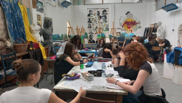 ХИМНУ ПЕВАЈУ ГИЛЕ, ЦАНЕ И ЂУЛЕ: Графичко-медијска школа обележава 190 година графичарства у Србији ХИМНУ ПЕВАЈУ ГИЛЕ, ЦАНЕ И ЂУЛЕ: Графичко-медијска школа обележава 190 година графичарства у Србији