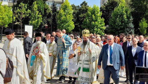 ЛЕСКОВЧАНИ ОБЕЛЕЖИЛИ СВЕТУ ТРОЈИЦУ: У граду на Ветерници литургија, свечана литија и пријем поводом славе града (ФОТО) ЛЕСКОВЧАНИ ОБЕЛЕЖИЛИ СВЕТУ ТРОЈИЦУ: У граду на Ветерници литургија, свечана литија и пријем поводом славе града (ФОТО)