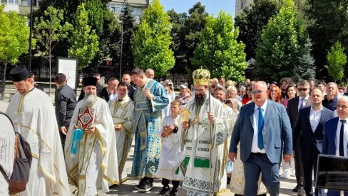 LESKOVČANI OBELEŽILI SVETU TROJICU: U gradu na Veternici liturgija, svečana litija i prijem povodom slave grada (FOTO) LESKOVČANI OBELEŽILI SVETU TROJICU: U gradu na Veternici liturgija, svečana litija i prijem povodom slave grada (FOTO)