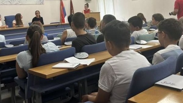 ШКОЛЕ КАО ПРОЗЈУМЕРИ: И у Крагујевцу ће шест школа користити соларну енергију ШКОЛЕ КАО ПРОЗЈУМЕРИ: И у Крагујевцу ће шест школа користити соларну енергију