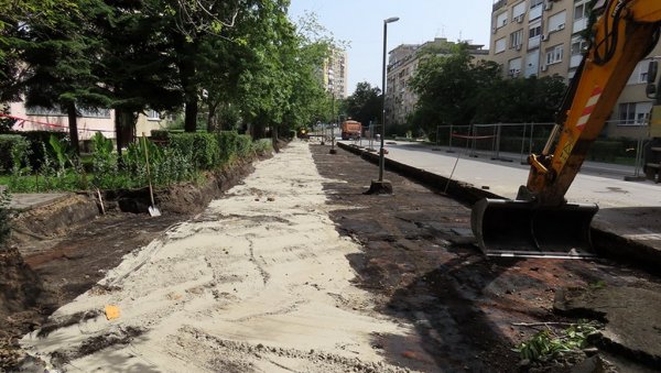 У НОВОМ САДУ НАСТАВЉЕНА ОБНОВА ПАРКИРАЛИШТА: Радови у Војвођанској улици трајаће три месеца У НОВОМ САДУ НАСТАВЉЕНА ОБНОВА ПАРКИРАЛИШТА: Радови у Војвођанској улици трајаће три месеца