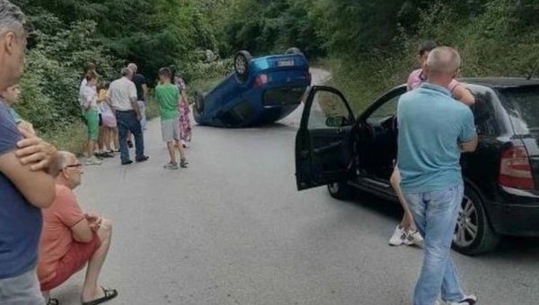 АУТОМОБИЛ ЗАВРШИО НА КРОВУ: Саобраћајна несрећа код Ваљева, преврнуло се возило (ФОТО) АУТОМОБИЛ ЗАВРШИО НА КРОВУ: Саобраћајна несрећа код Ваљева, преврнуло се возило (ФОТО)