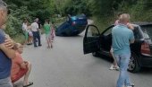 AUTOMOBIL ZAVRŠIO NA KROVU: Saobraćajna nesreća kod Valjeva, prevrnulo se vozilo (FOTO) AUTOMOBIL ZAVRŠIO NA KROVU: Saobraćajna nesreća kod Valjeva, prevrnulo se vozilo (FOTO)