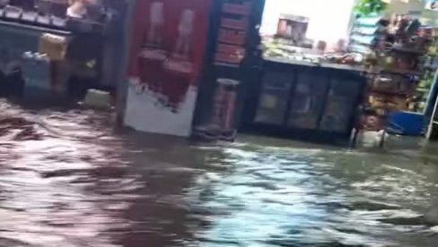 ULICE SE PRETVORILE U REKE: Nestvarni prizori snažnog nevrema koje besni Srbijom (VIDEO) ULICE SE PRETVORILE U REKE: Nestvarni prizori snažnog nevrema koje besni Srbijom (VIDEO)