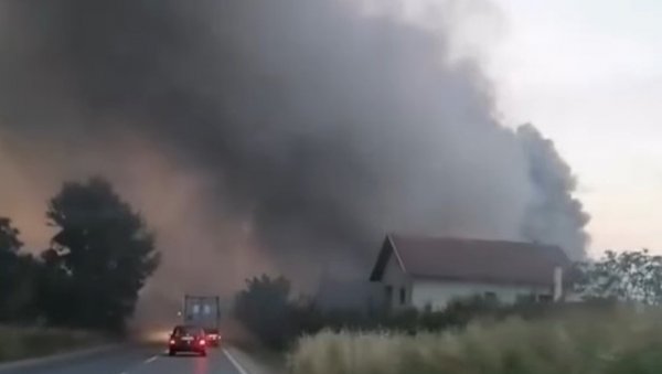 ГУСТИ ДИМ КУЉА У НЕБО: Велики пожар у Добановцима (ВИДЕО) ГУСТИ ДИМ КУЉА У НЕБО: Велики пожар у Добановцима (ВИДЕО)