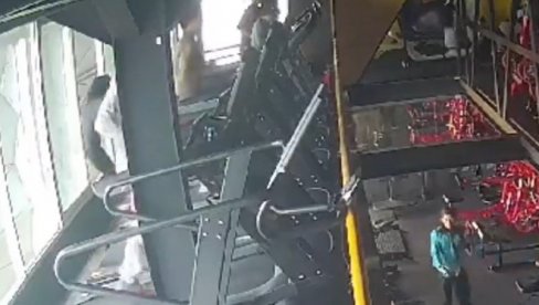 ŽENA SE SAPLELA NA TRACI ZA TRČANJE I ISPALA KROZ PROZOR TERETANE: Kamere sve zabeležile, nije joj bilo spasa (VIDEO) ŽENA SE SAPLELA NA TRACI ZA TRČANJE I ISPALA KROZ PROZOR TERETANE: Kamere sve zabeležile, nije joj bilo spasa (VIDEO)