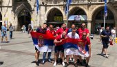ДА И НЕМЦИ НАУЧЕ: Српски навијачи у Минхену држе час на тему Чије је Косово? (ВИДЕО) ДА И НЕМЦИ НАУЧЕ: Српски навијачи у Минхену држе час на тему Чије је Косово? (ВИДЕО)