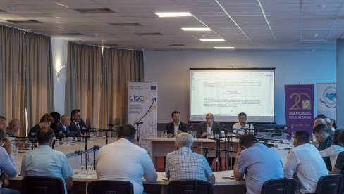 УНИЈА ПОСЛОДАВАЦА И КОНФЕДЕРАЦИЈА СИНДИКАТА НАСТАВИЛИ ДИЈАЛОГ: Заједно до јаче привреде и већих плата УНИЈА ПОСЛОДАВАЦА И КОНФЕДЕРАЦИЈА СИНДИКАТА НАСТАВИЛИ ДИЈАЛОГ: Заједно до јаче привреде и већих плата