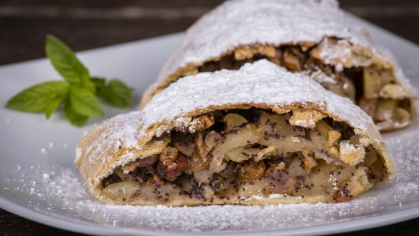 ПИТА СА ЈАБУКАМА, МАКОМ И ОРАСИМА: Кад је будете пробали, отвориће вам нову димензију укуса ПИТА СА ЈАБУКАМА, МАКОМ И ОРАСИМА: Кад је будете пробали, отвориће вам нову димензију укуса