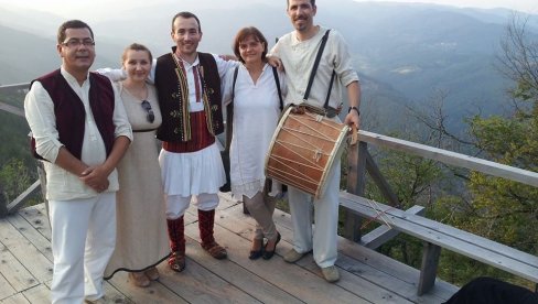 СЛАВЕ ЈУБИЛЕЈ ОД 20 ГОДИНА: Концерт групе ,,Извор у центру Врања СЛАВЕ ЈУБИЛЕЈ ОД 20 ГОДИНА: Концерт групе ,,Извор у центру Врања