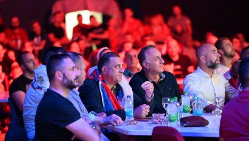PODRŠKA ORLOVIMA: Dodik u dvorani Borik prati Srbiju sa zastavom oko vrata (FOTO) PODRŠKA ORLOVIMA: Dodik u dvorani Borik prati Srbiju sa zastavom oko vrata (FOTO)
