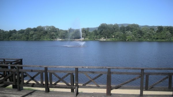 СРЕБРНО ЈЕЗЕРО: Вода на свим плажама исправна за купање СРЕБРНО ЈЕЗЕРО: Вода на свим плажама исправна за купање