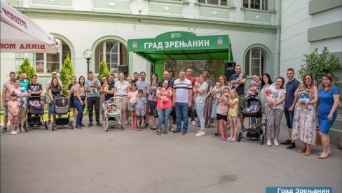 AUTO SEDIŠTA BEBAMA: Tradicionalna akcija grada Zrenjanina AUTO SEDIŠTA BEBAMA: Tradicionalna akcija grada Zrenjanina