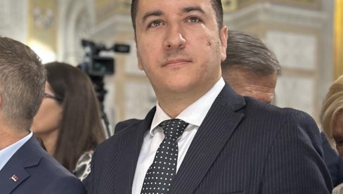 FOTELJE PODELILE VEĆINU: Ne nazire se kraj krize lokalne vlasti u glavnom gradu Crne Gore, svi hoće deo kolača FOTELJE PODELILE VEĆINU: Ne nazire se kraj krize lokalne vlasti u glavnom gradu Crne Gore, svi hoće deo kolača