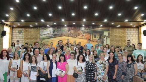 ZNANJE JE MOĆ, KOJU VAM NIKO NE MOĐE ODUZETI: U Vranju organizovan prijem i uručene nagrade i diplome najuspešnijim đacima ZNANJE JE MOĆ, KOJU VAM NIKO NE MOĐE ODUZETI: U Vranju organizovan prijem i uručene nagrade i diplome najuspešnijim đacima