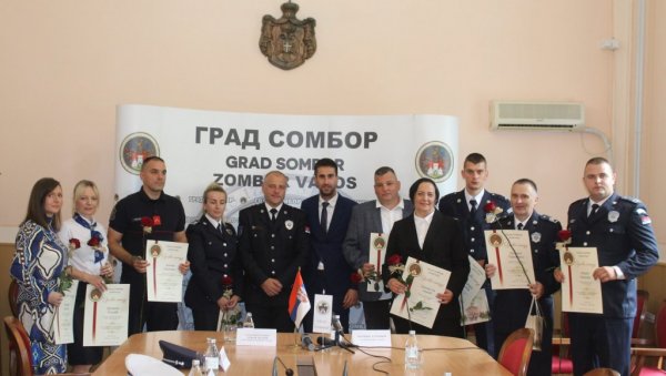 ГРАЂАНИ НАГРАДИЛИ НАЈБОЉЕ ПОЛИЦАЈЦЕ: У Сомбору одржан пријем за припаднике МУП-а ГРАЂАНИ НАГРАДИЛИ НАЈБОЉЕ ПОЛИЦАЈЦЕ: У Сомбору одржан пријем за припаднике МУП-а
