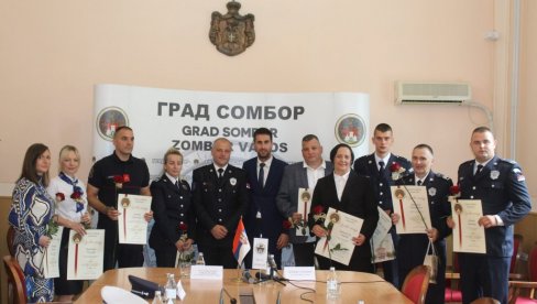 GRAĐANI NAGRADILI NAJBOLJE POLICAJCE: U Somboru održan prijem za pripadnike MUP-a GRAĐANI NAGRADILI NAJBOLJE POLICAJCE: U Somboru održan prijem za pripadnike MUP-a