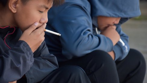 SREDNJOŠKOLCI NA MARIHUANI: Alarmantno - Mladi sve češće konzumiraju drogu, u okolini škola se prodaje kanabis SREDNJOŠKOLCI NA MARIHUANI: Alarmantno - Mladi sve češće konzumiraju drogu, u okolini škola se prodaje kanabis