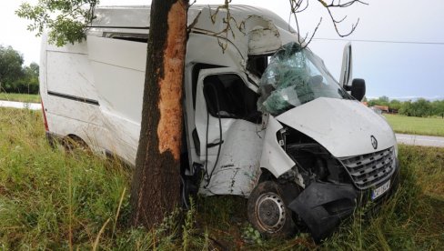 JEZIVE SLIKE SA MESTA NESREĆE: Kombi udario u drvo na starom putu Kraljevo-Čačak, suvozač teško povređen (FOTO) JEZIVE SLIKE SA MESTA NESREĆE: Kombi udario u drvo na starom putu Kraljevo-Čačak, suvozač teško povređen (FOTO)