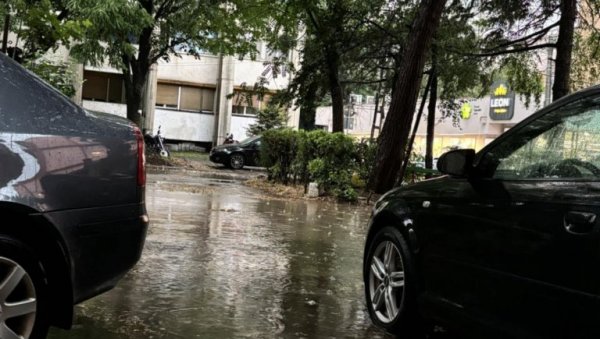 МУКУ МУЧЕ НАКОН СВАКЕ КИШЕ: Станари огорочени - Нишка Венеција, требају нам чизме да изађемо из зграде МУКУ МУЧЕ НАКОН СВАКЕ КИШЕ: Станари огорочени - Нишка Венеција, требају нам чизме да изађемо из зграде