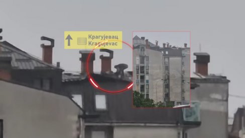 УСРЕД СТРАШНЕ ОЛУЈЕ: Попео се на врх зграде у Крагујевцу да спаси кров - застрашујућ снимак (ВИДЕО) УСРЕД СТРАШНЕ ОЛУЈЕ: Попео се на врх зграде у Крагујевцу да спаси кров - застрашујућ снимак (ВИДЕО)