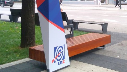BESPLATAN INTERNET, NIVO BUKE I PUNJAČ MOBILNIH TELEFONA: Solarna klupa postavljena u centru Požarevca BESPLATAN INTERNET, NIVO BUKE I PUNJAČ MOBILNIH TELEFONA: Solarna klupa postavljena u centru Požarevca