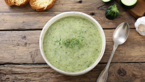 LETNJE OSVEŽENJE: Recept za potaž od tikvica i graška LETNJE OSVEŽENJE: Recept za potaž od tikvica i graška