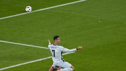 MNOGO JE SEBIČAN, SAMO ŽELI SVOJE GOLOVE: Holandski fudbaler otkrio kakav je, zapravo, Kristijano Ronaldo MNOGO JE SEBIČAN, SAMO ŽELI SVOJE GOLOVE: Holandski fudbaler otkrio kakav je, zapravo, Kristijano Ronaldo