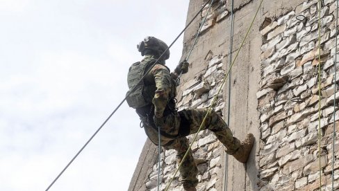 ČAST NAM JE ŠTO SMO U STROJU ODABRANIH: Reporteri Novosti sa pripadnicima čuvene 72. brigade (VIDEO) ČAST NAM JE ŠTO SMO U STROJU ODABRANIH: Reporteri Novosti sa pripadnicima čuvene 72. brigade (VIDEO)