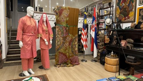 SVADBENA NOŠNJA OD SONGETA I LOPTA ZA SEPAK TAKRO: Uz lokalne đakonije i tradicionalni ples, otvoren Kutak Malezije u Beogradu SVADBENA NOŠNJA OD SONGETA I LOPTA ZA SEPAK TAKRO: Uz lokalne đakonije i tradicionalni ples, otvoren Kutak Malezije u Beogradu