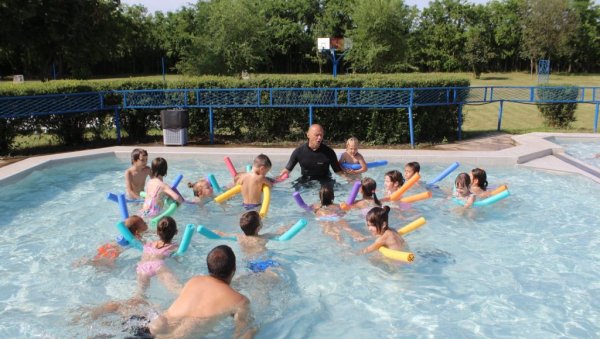 СОМБОР ПЛИВА ЗА ДЕЦУ ИЗ ВРТИЋА: Почела бесплатна обука пливања за најмлађе СОМБОР ПЛИВА ЗА ДЕЦУ ИЗ ВРТИЋА: Почела бесплатна обука пливања за најмлађе