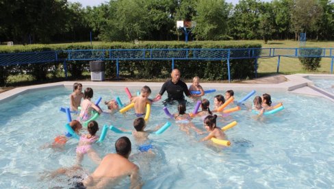 SOMBOR PLIVA ZA DECU IZ VRTIĆA: Počela besplatna obuka plivanja za najmlađe SOMBOR PLIVA ZA DECU IZ VRTIĆA: Počela besplatna obuka plivanja za najmlađe