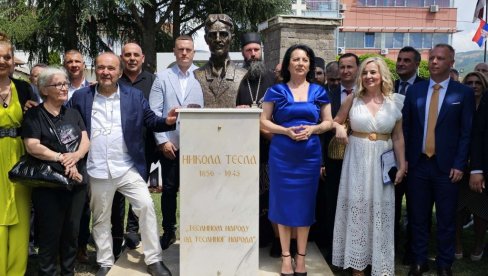 VIDOVDANSKE SVEČANOSTI: Postavljena bista Nikoli Tesli ispred opštine u Gračanici VIDOVDANSKE SVEČANOSTI: Postavljena bista Nikoli Tesli ispred opštine u Gračanici