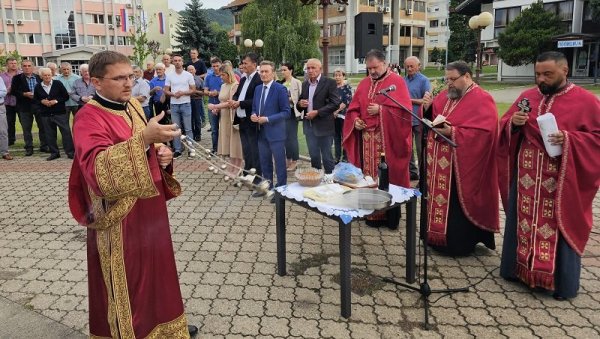ЖРТВОВАЛИ СЕ КАКО БИСМО ЖИВЕЛИ У МИРУ: У Угљевику одата пошта српским јунацима, погинулим од Косовског боја до данас ЖРТВОВАЛИ СЕ КАКО БИСМО ЖИВЕЛИ У МИРУ: У Угљевику одата пошта српским јунацима, погинулим од Косовског боја до данас