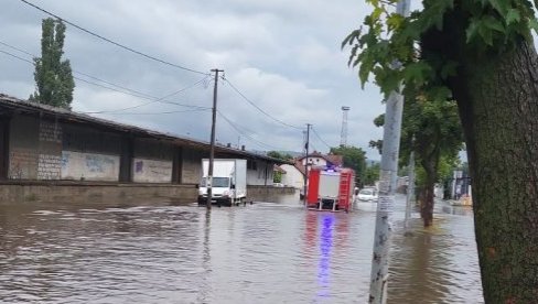 EVAKUISANE ČETIRI OSOBE IZ POPLAVLJENIH AUTOMOBILA: Drama u Kruševcu zbog nevremena, deo ulica pod vodom (FOTO) EVAKUISANE ČETIRI OSOBE IZ POPLAVLJENIH AUTOMOBILA: Drama u Kruševcu zbog nevremena, deo ulica pod vodom (FOTO)