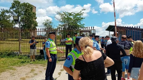 И ОВЕ ГОДИНЕ МАЛТРЕТИРАЊЕ СРБА НА ГАЗИМЕСТАНУ: Мушкарцима подижу мајице не би ли видели да нема неких националних симбола (ФОТО) И ОВЕ ГОДИНЕ МАЛТРЕТИРАЊЕ СРБА НА ГАЗИМЕСТАНУ: Мушкарцима подижу мајице не би ли видели да нема неких националних симбола (ФОТО)