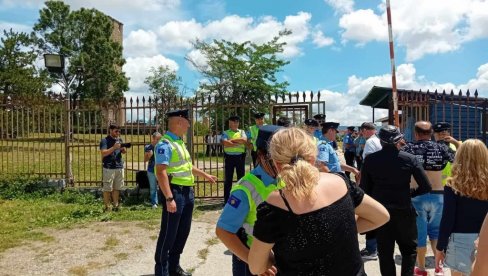 I OVE GODINE MALTRETIRANJE SRBA NA GAZIMESTANU: Muškarcima podižu majice ne bi li videli da nema nekih nacionalnih simbola (FOTO) I OVE GODINE MALTRETIRANJE SRBA NA GAZIMESTANU: Muškarcima podižu majice ne bi li videli da nema nekih nacionalnih simbola (FOTO)