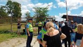 I OVE GODINE MALTRETIRANJE SRBA NA GAZIMESTANU: Muškarcima podižu majice ne bi li videli da nema nekih nacionalnih simbola (FOTO)