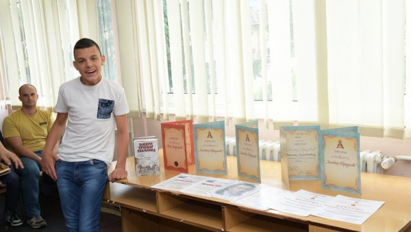 ВУКАШИН ЗА ПОНОС: Дечака из Житорађе церебрална парализа није спречила да буде ђак генерације ВУКАШИН ЗА ПОНОС: Дечака из Житорађе церебрална парализа није спречила да буде ђак генерације
