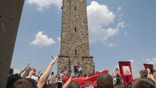 ПОЧАСТ ЈУНАЦИМА КОСОВСКОГ БОЈА: Срби се окупили на Газиместану поводом 635 година од славне битке (ВИДЕО) ПОЧАСТ ЈУНАЦИМА КОСОВСКОГ БОЈА: Срби се окупили на Газиместану поводом 635 година од славне битке (ВИДЕО)