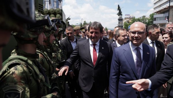 ШТО НАМ ЈЕ ЈАЧА ВОЈСКА, МИР ЈЕ СИГУРНИЈИ: Премијер Србије о предлогу враћања обавезног војног рока ШТО НАМ ЈЕ ЈАЧА ВОЈСКА, МИР ЈЕ СИГУРНИЈИ: Премијер Србије о предлогу враћања обавезног војног рока
