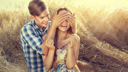 KAKO PRVA LJUBAV UTIČE NA NAS: Jedinstvena poput otiska prsta KAKO PRVA LJUBAV UTIČE NA NAS: Jedinstvena poput otiska prsta